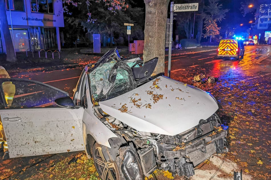 Der verunfallte VW wurde komplett zerstört.