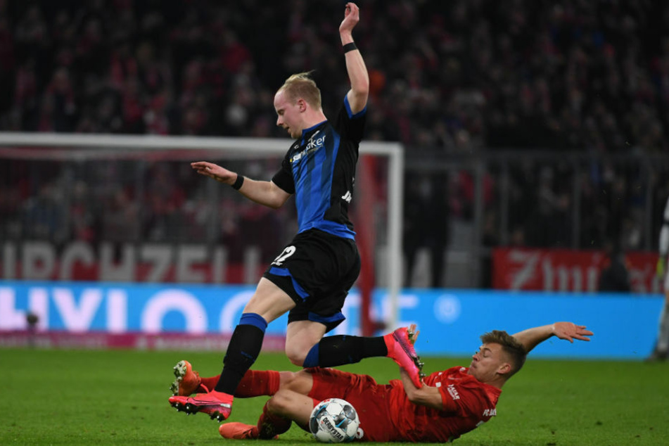 Dennis Jastrzembski (l.), hier im Trikot des SC Paderborn 07, im Zweikampf mit Bayerns Joshua Kimmich (25). Der Pole wird nach seiner Leihe bei Waldhof Mannheim im Sommer nach Berlin zurückkehren.