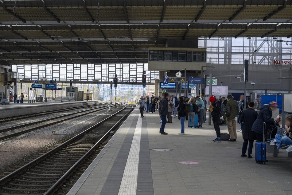 Fahrgäste am Chemnitzer Hauptbahnhof brauchten am Donnerstag viel Geduld.