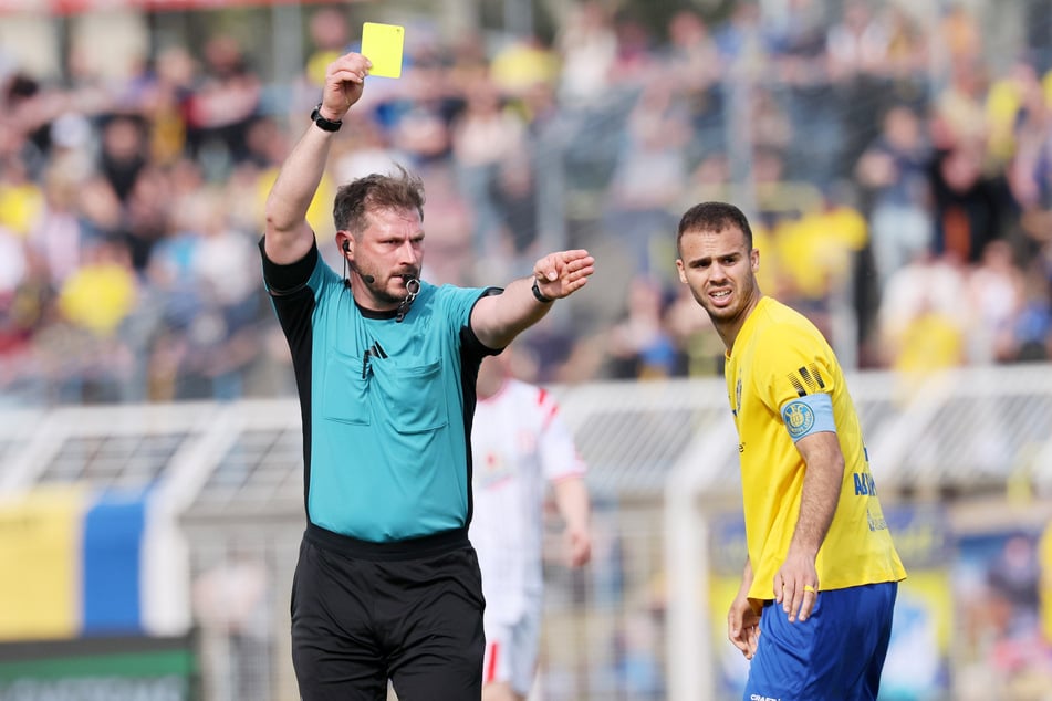 Lok Leipzigs Vizekapitän Farid Abderrahmane (30, r.) befürchtet, dass die Würzburger Kickers sich in den letzten Ligaspielen nun schonen können.