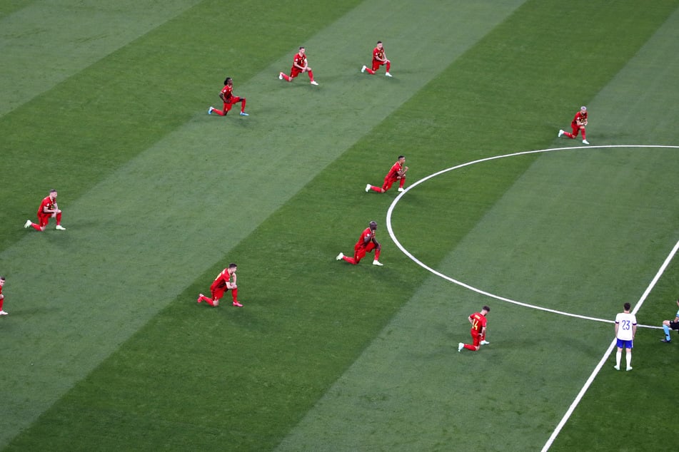 Belgische Spieler knieten vor dem Spiel, um ein Zeichen gegen Rassismus zu setzen.