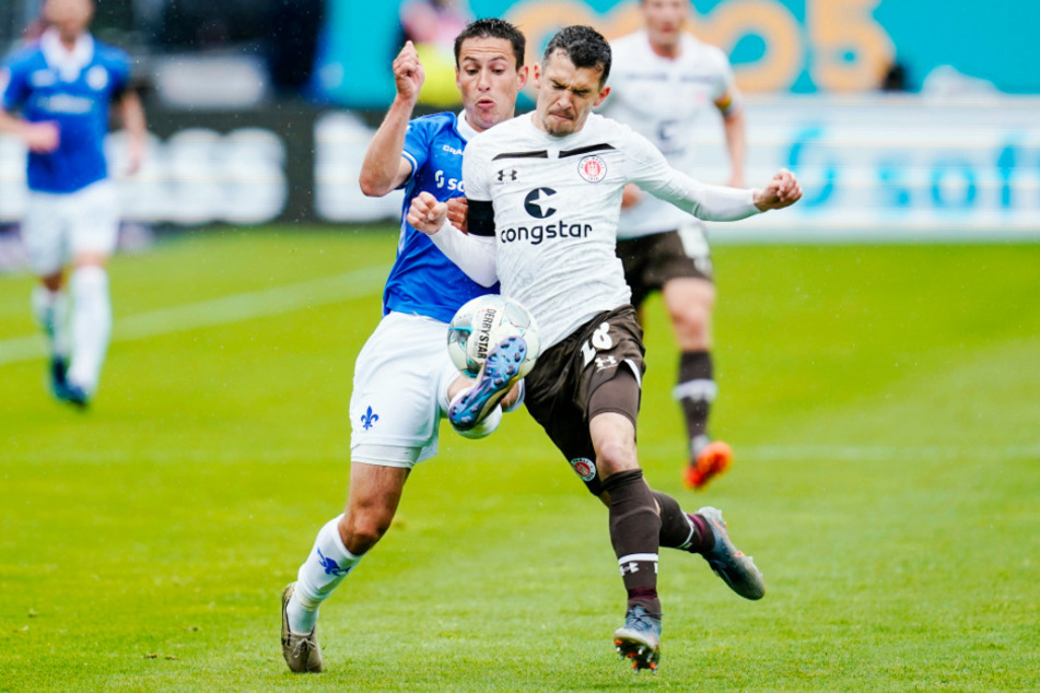 Darmstadts Fabian Schnellhardt (l.) im Zweikampf mit St. Paulis Waldemar Sobota.