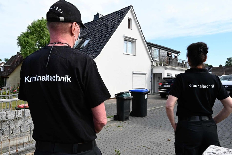 Die Kriminaltechnik sichert am Tatort spuren.