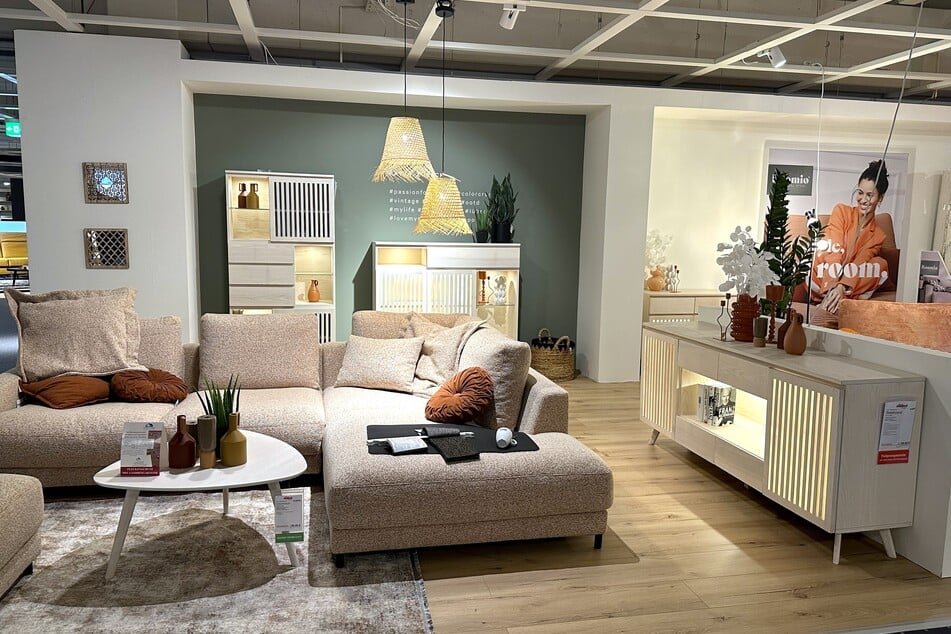 Sektempfang, hohe Prozente und leckeres Essen: Das wartet in diesem Möbelhaus