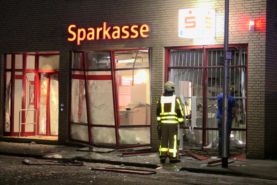 Am Gebäude entstand ein erheblicher Schaden. Die Druckwelle ließ Scheiben zerbersten und Gegenstände durch die Luft fliegen.