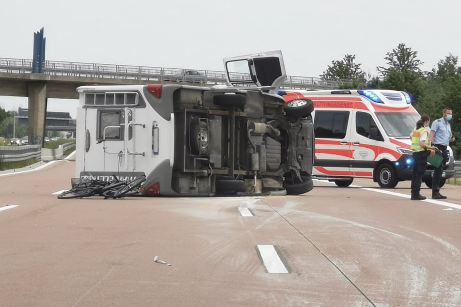 Unfall A9: Wohnmobil auf A9 umgekippt: Zwei Verletzte und Stau!