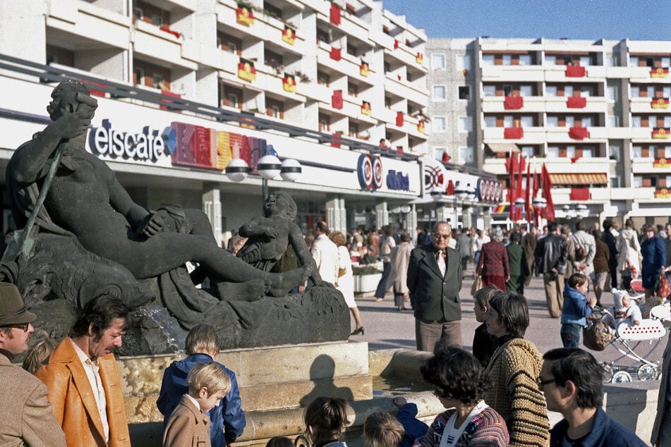 So sahen die Platten am Goldenen Reiter aus, als am 7. Oktober 1979 die "Straße der Befreiung" eröffnet wurde. Ihre Balkonwände hatten blutrote Farbe.
