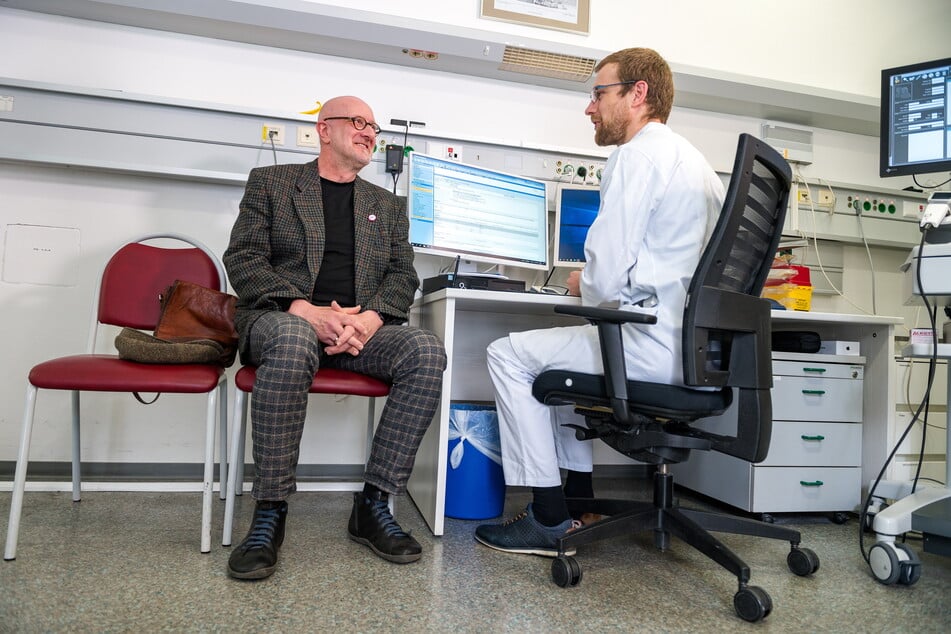 Hautkrebs-Patient Ray Zille-Bielß (57) im Gespräch mit seinem Dermatologen Dr. Frank Friedrich Gellrich (32) in der Nachsorge-Sprechstunde.