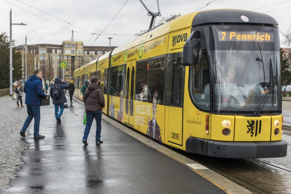 Mann schlägt Kind in Straßenbahn und flüchtet: Polizei sucht Zeugen!