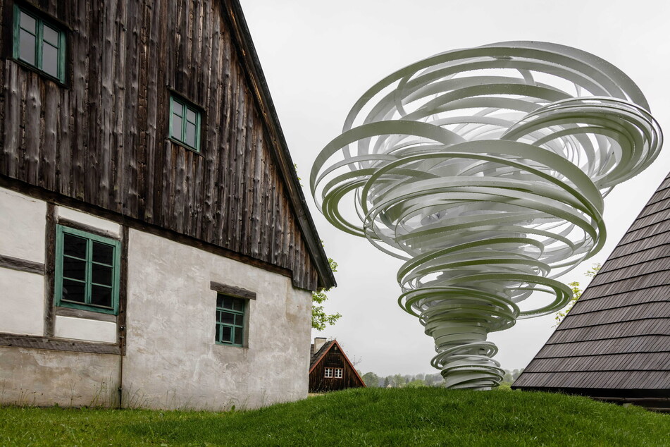 Die Alu-Skulptur "Twister Again" ziert das Freilichtmuseum Seiffen - offenbar dauerhaft.