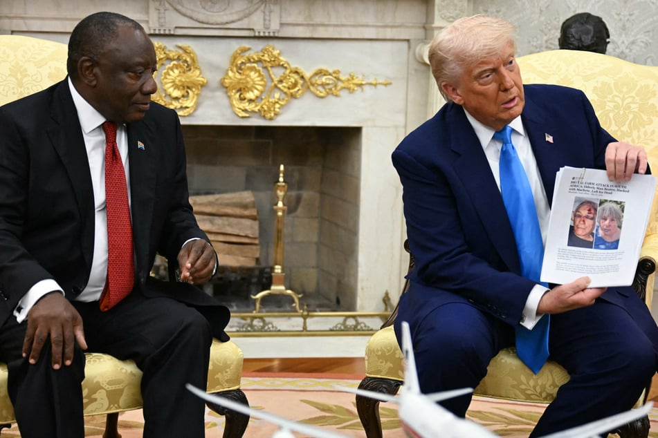 Donald Trump (r.) ambushed South African President Cyril Ramaphosa by playing him a video that he claimed proved genocide is being committed against white people.