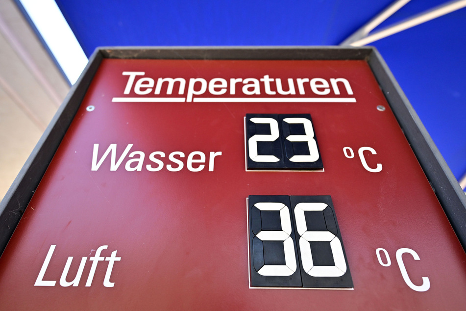 Das Schwanseebad in Weimar. In Thüringen wurden am Dienstag bereits am späten Vormittag Temperaturen oberhalb der 30 Grad-Marke gemessen.
