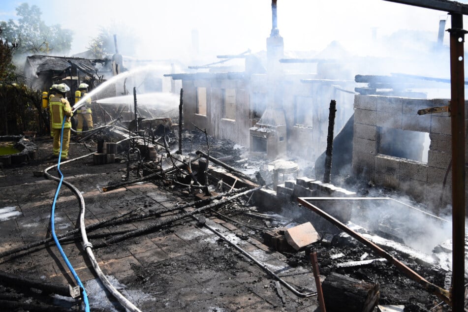 Feuerwehrleute bei den Löscharbeiten.