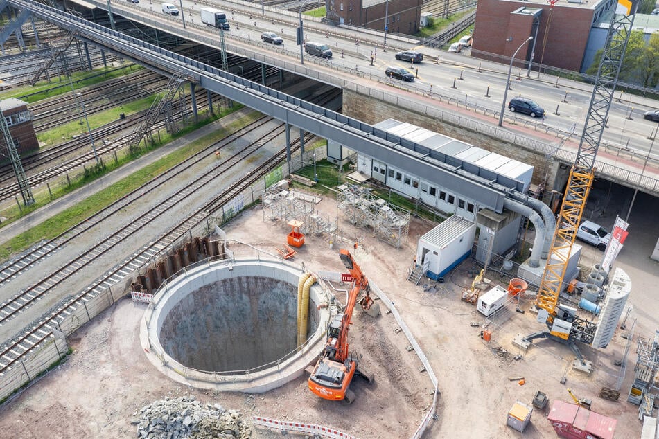Im April vergangenen Jahres klaffte neben der Nossener Brücke noch das Loch für den Spezial-Bohrer.