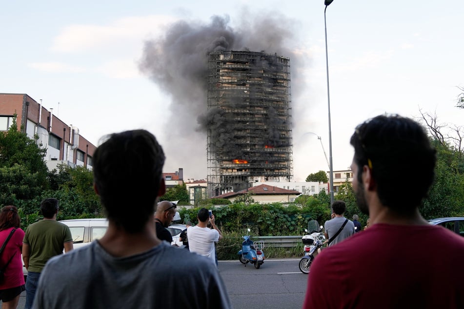 Zahlreiche Schaulustige beobachteten das brennende Gebäude aus sicherer Entferfnung.