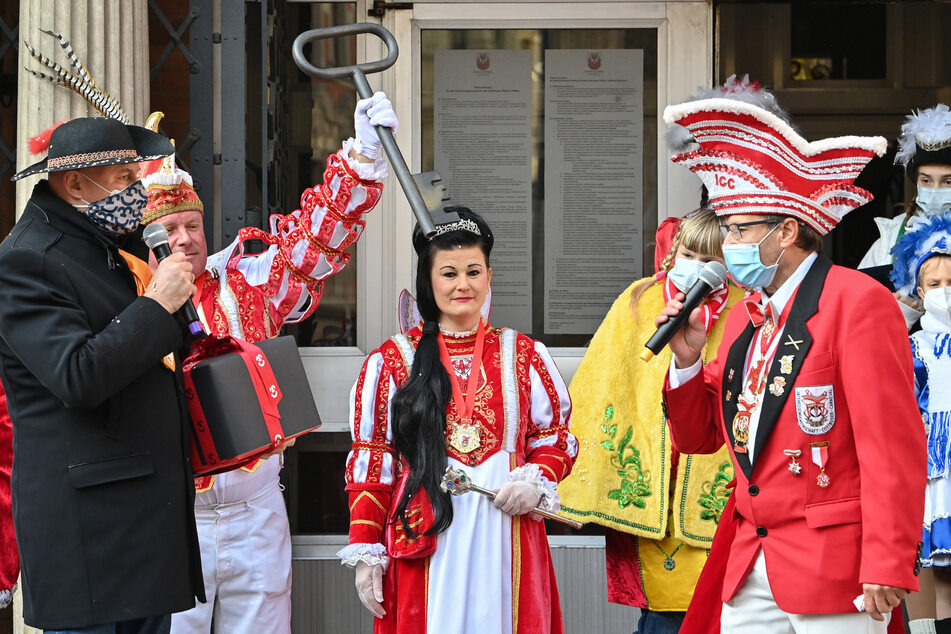 Symbolischer Karnevalsakt: Ein Vertreter der Stadtverwaltung übergibt den Rathausschlüssel an die Narren.