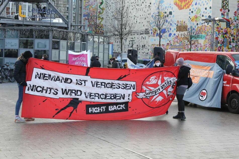 Gegen 12.30 Uhr startete die Kundgebung auf dem Willy-Brandt-Platz.