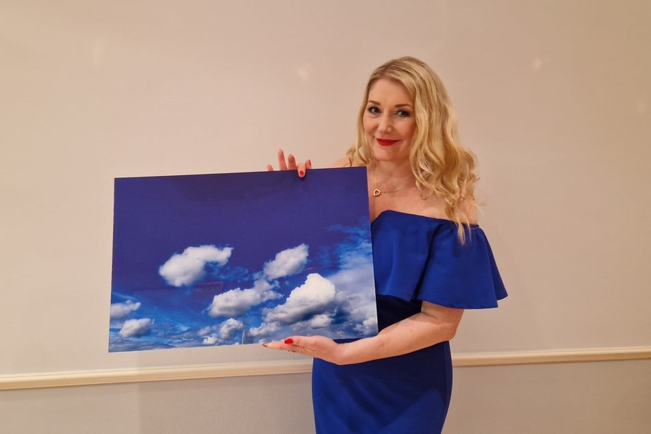 Sandra Quadflieg (46) und ihr Stück blauer Himmel: "Wenn man genau hinsieht, kann man die Spitze der Alster-Fontäne erkennen."