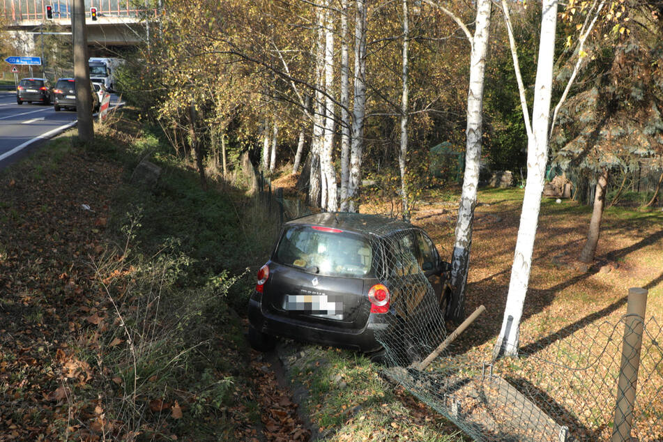 Trotz des Abdriften in einen Straßengraben soll die Fahrerin des Renault unverletzt geblieben sein.