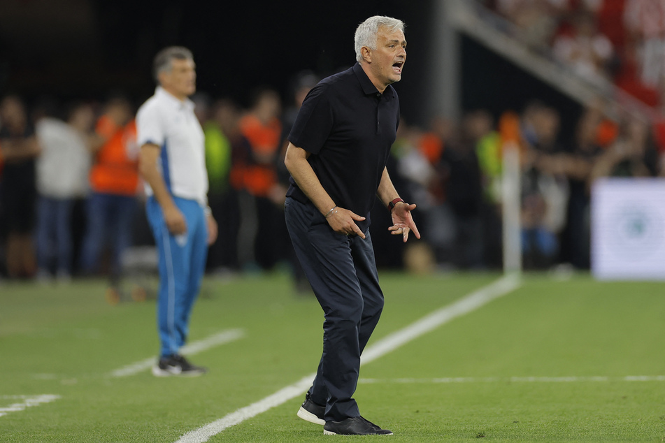 Roma-Trainer Jose Mourinho (60) wird seine Mannschaft zum Start der nächsten EL-Saison nicht betreuen können.