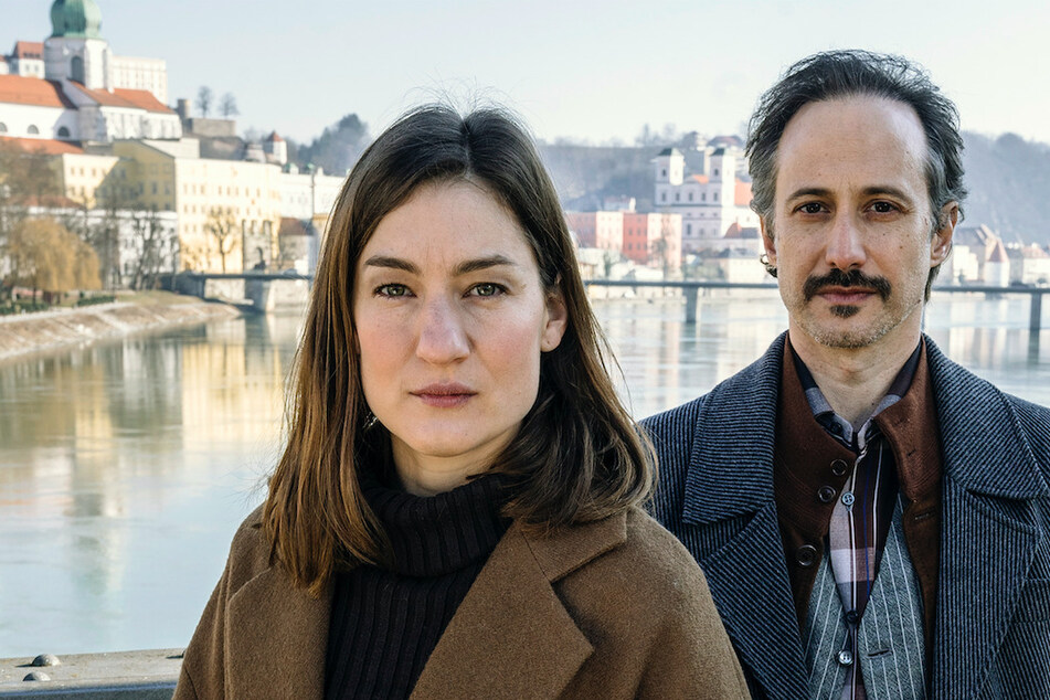 Marie Leuenberger (als Frederike Bader) und Michael Ostrowski (als Ferdinand Zankl) in einer Szene von "Freund oder Feind. Ein Krimi aus Passau" (undatierte Aufnahme).