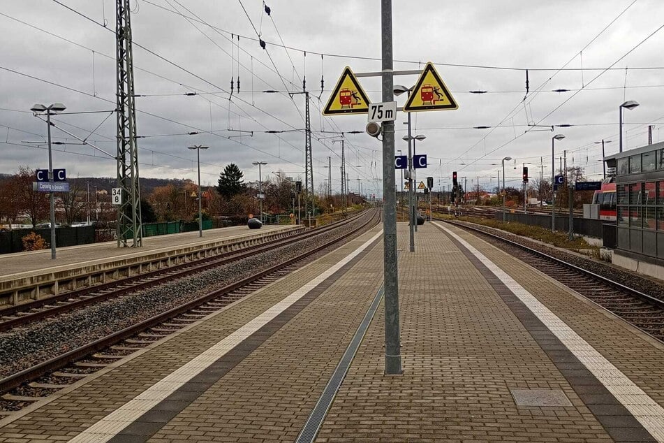 Die Oberleitung am Bahnhof Coswig ist stark veraltet und muss erneuert werden.