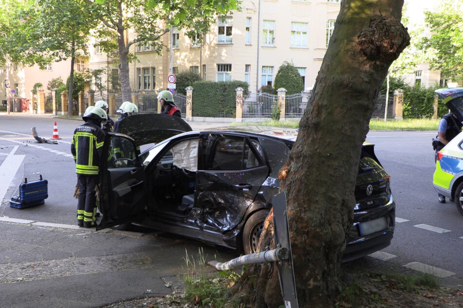 Ebenso der VW, der zudem ein Verkehrsschild fällte.