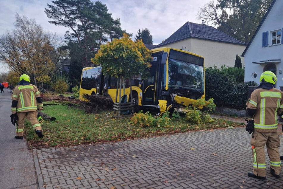 Der BVG-Bus hat bei seinem Ausritt eine Schneise der Verwüstung hinterlassen.