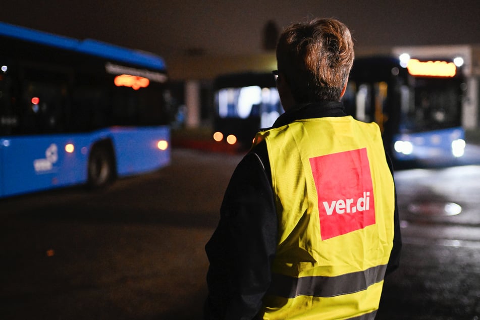 Mit dem Streik im Omnibusgewerbe soll der Druck auf die Arbeitgeber erhöht werden. Leidtragende werden Pendler und Bus-Fahrgäste sein. (Archivbild)