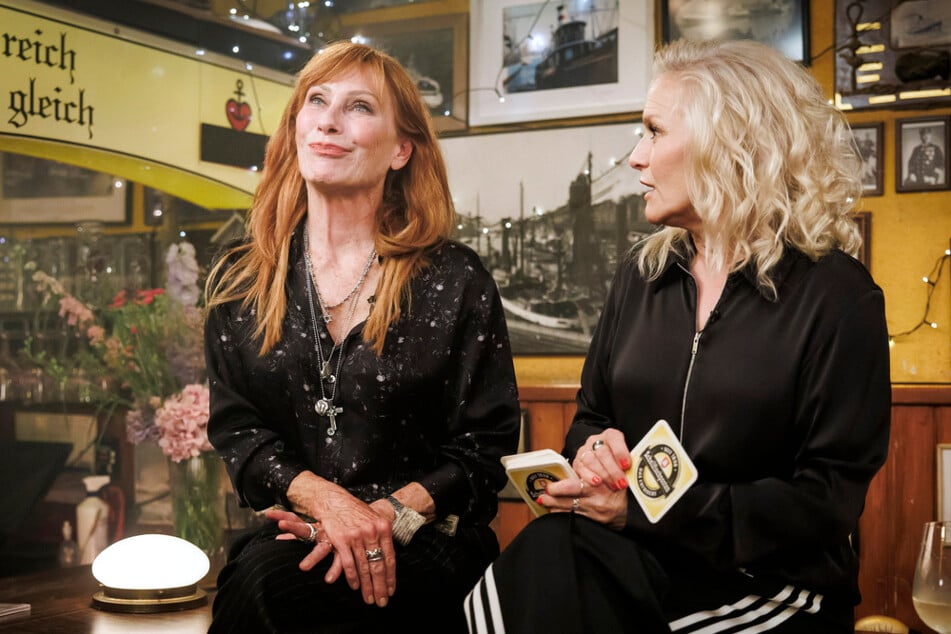 Schauspielerin Andrea Sawatzki (62, l.) war zu Gast bei Ina Müller (60) in ihrer Talkshow und sprach über die erste Begegnung mit ihrem späteren Ehemann.