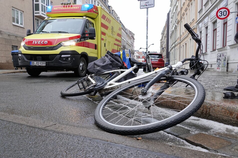 Der Fahrradfahrer wurde durch den Zusammenstoß verletzt.