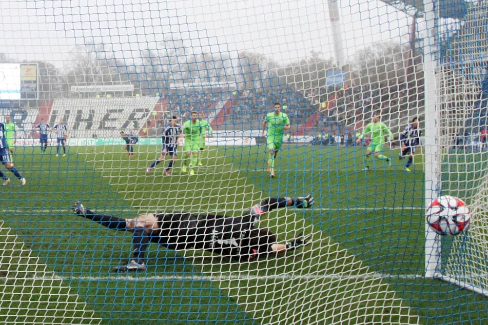 Die Zeiten, als Dmitriy Nazarov (31) gegen Martin Manel (33.) noch einen Elfmeter schoss.  Am 14. November 2014 erzielte er den 1:0-Siegtreffer für den KSC gegen Aue.