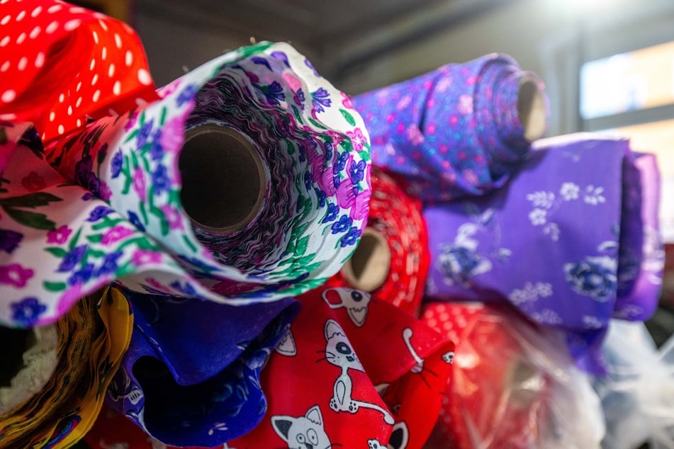 Stoffballen aus Dederon. Noch gibt es eine Wirkerei, die diese exotische Nische bedient.