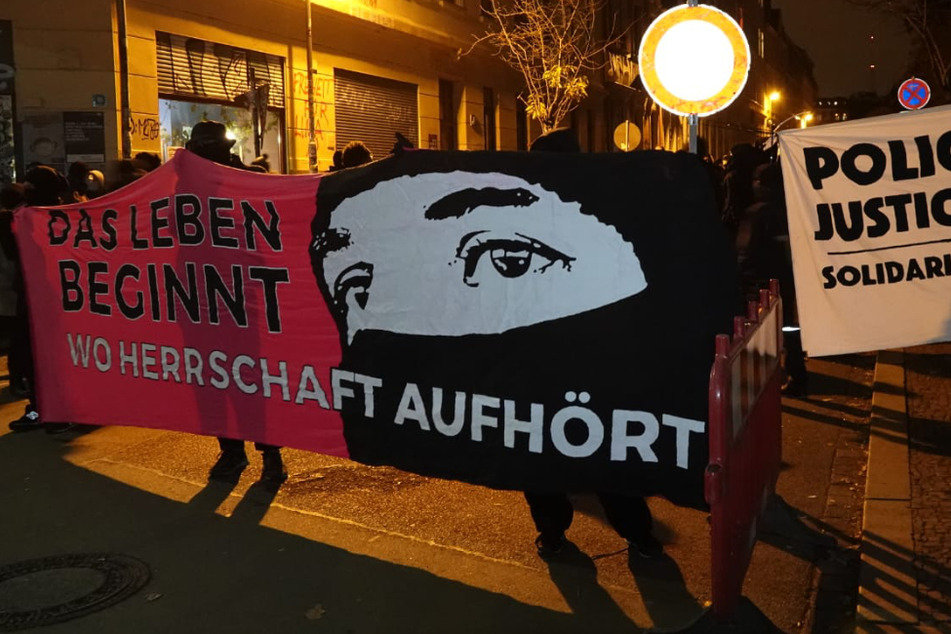Leipzig Connewitz: "Kampf den Faschisten in Uniform": Auseinandersetzungen bei Kundgebung in Connewitz