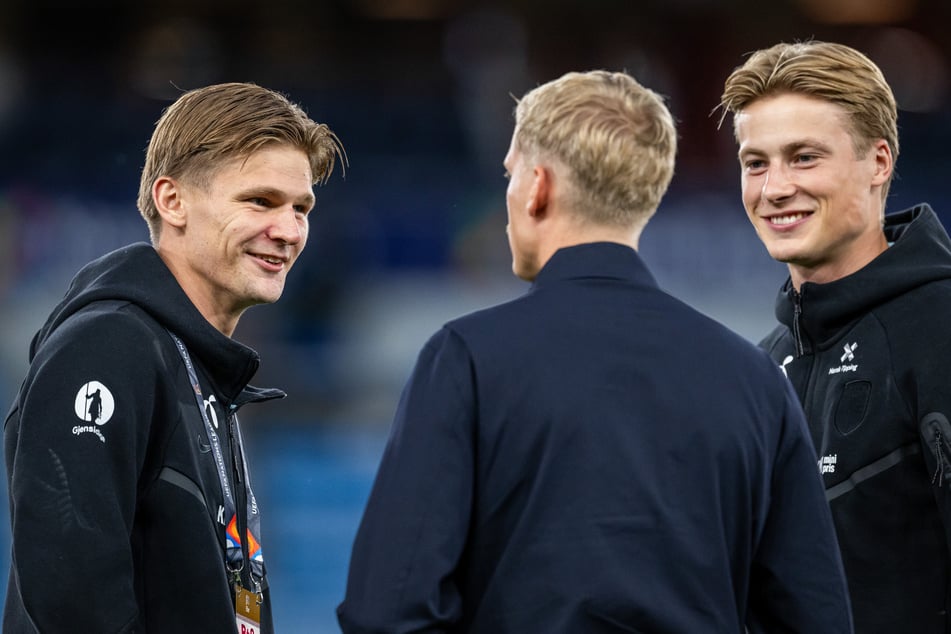 Die HSV-Profis David Möller Wolfe (24, l), Albert Grønbæk (25, M) und Sander Tangvik (23) sprachen vor der Partie zwischen Norwegen und Dänemark miteinander.