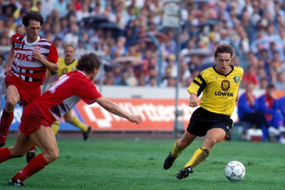 Heiko Scholz (55, r.) am 3. August 1991 gegen die Lauterer Friedhelm Funkel (67) und Stefan Kuntz (59). Es war das erste Bundesligaspiel für Dynamo.