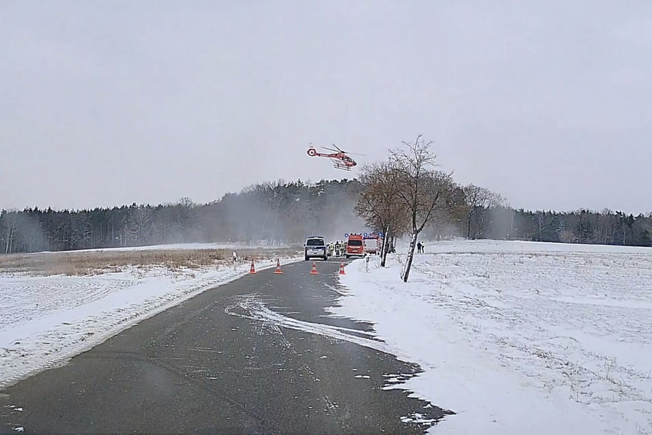 Zahlreiche Einsatzkräfte bargen die Verletzten und den dunklen Dacia.