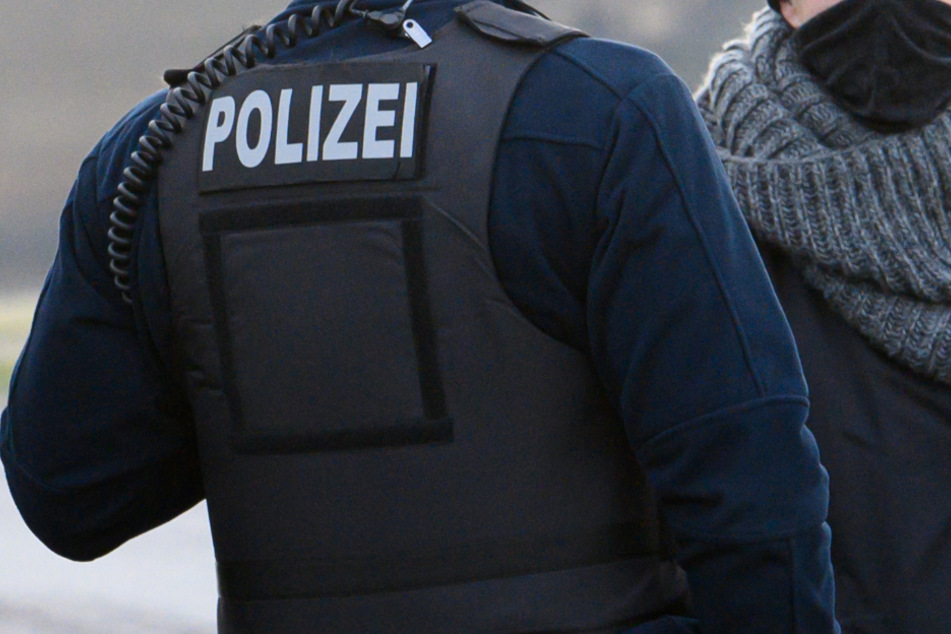 Ein Mann soll zwei Polizisten attackiert haben (Symbolfoto).