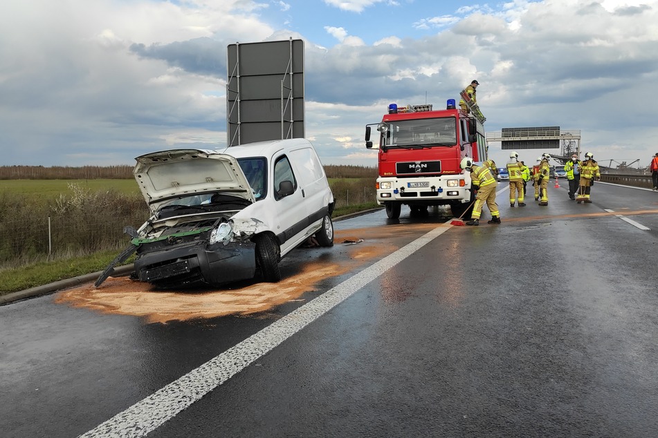 Die Feuerwehr sicherte auslaufender Betriebsstoffe auf der Fahrbahn der A38.