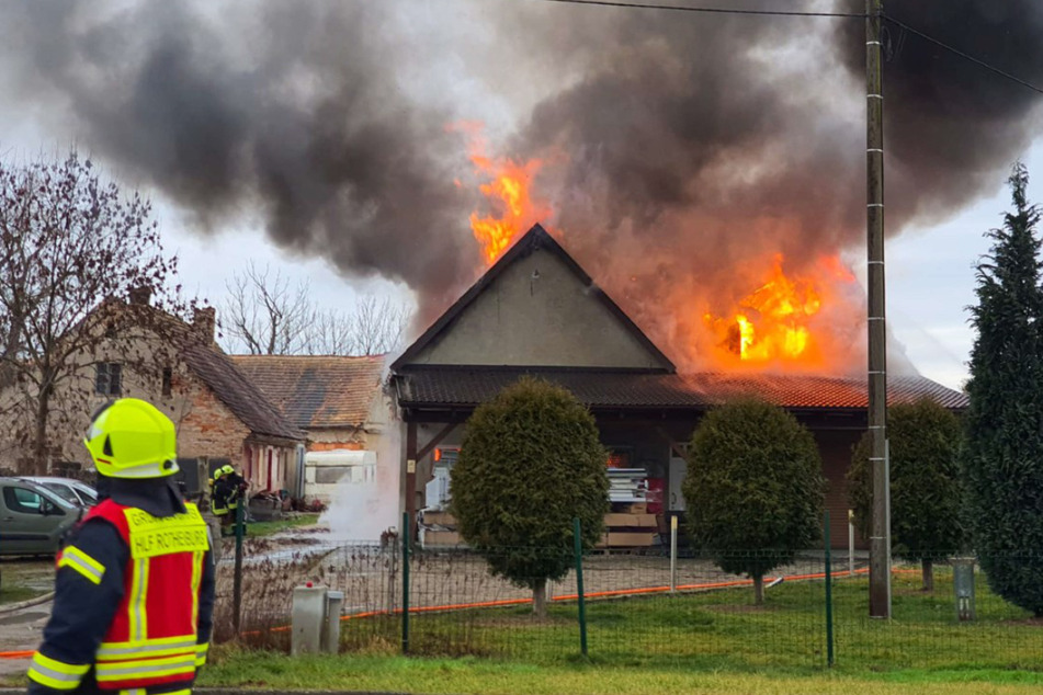 Schlimmes Feuer in Ostsachsen: Gebäude steht in Flammen, offenbar drei Verletzte