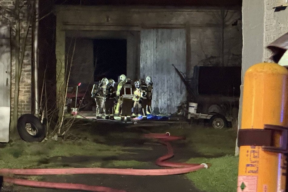 Der brennende Pkw stand auf dem Hinterhof eines Autohauses.