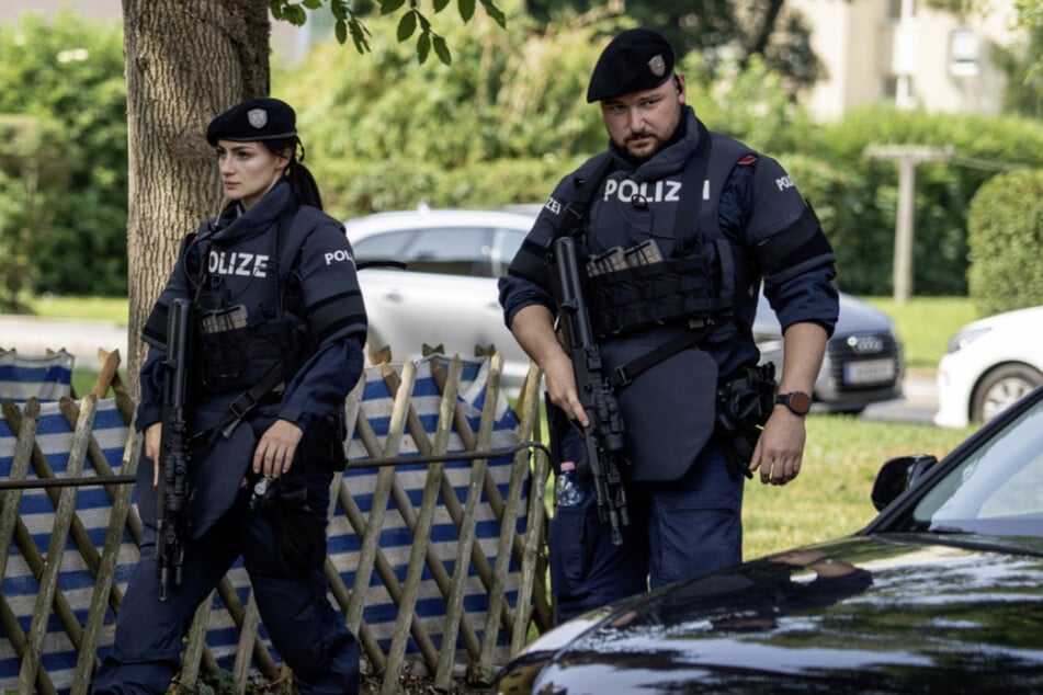 Auf das Schlimmste vorbereitet: Die Beamten der Grazer Polizei sichern derzeit noch das Gebiet rund um die Schule und die Kindertagesstätte.