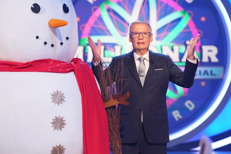 Weihnachtliche Stimmung im WWM-Studio: Moderator Günther Jauch (68) begrüßt die Kandidaten zum zweiteiligen Weihnachts-Special, das am 25. und 26. Dezember ausgestrahlt wird.