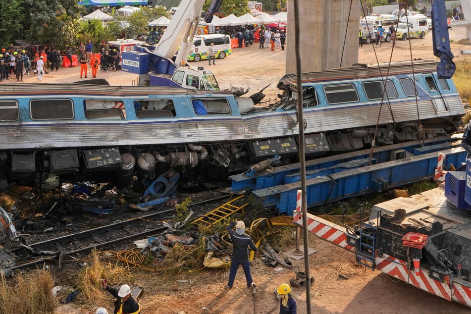 Baukran stürzt auf Zug: Mindestens 30 Tote!