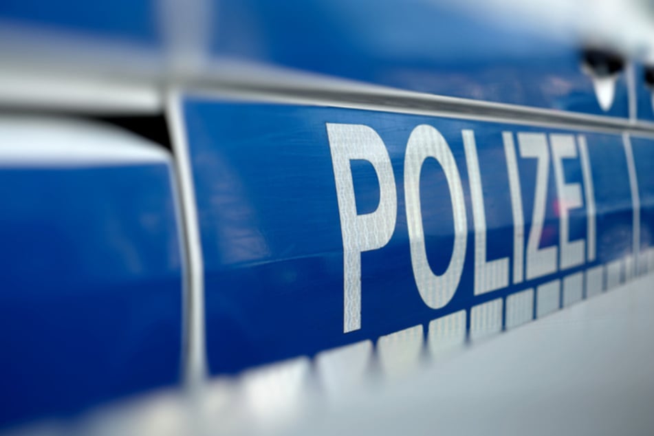 Ärger in Plauen: Aggro-Mann tritt auf Autos ein und attackiert Polizisten!