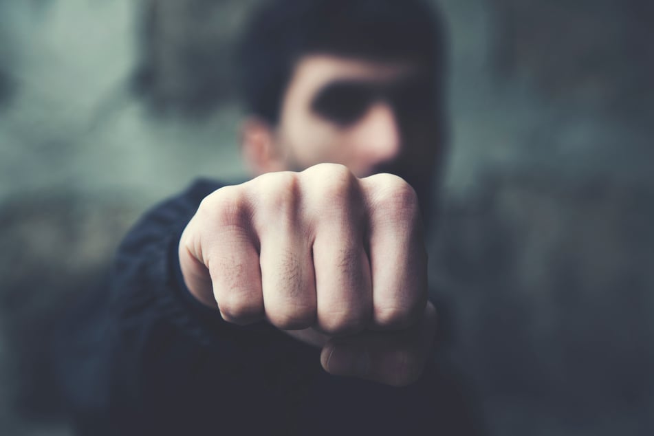 Der 20-Jährige wurde von einem bislang Unbekannten geschlagen. (Symbolbild)