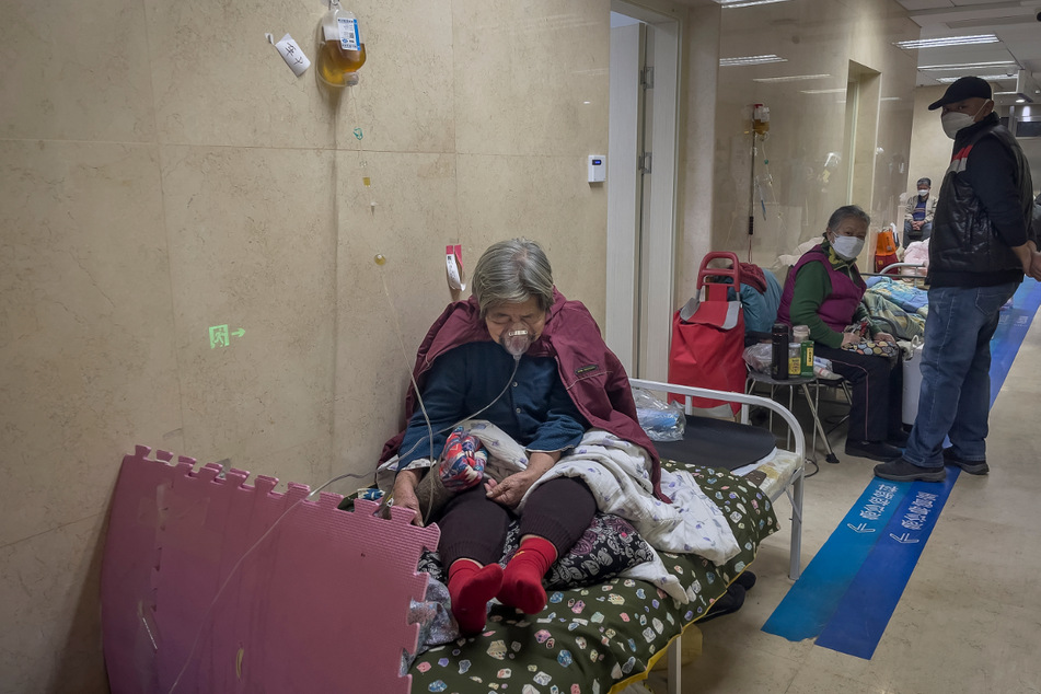 Eine ältere Patientin erhält eine Infusion auf dem Flur der Notaufnahme eines Krankenhauses in Peking.