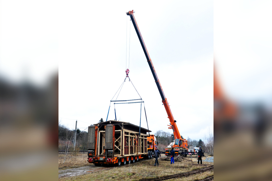 Ein Krank hob die alten Bahngebäude auf das Museumsgelände.