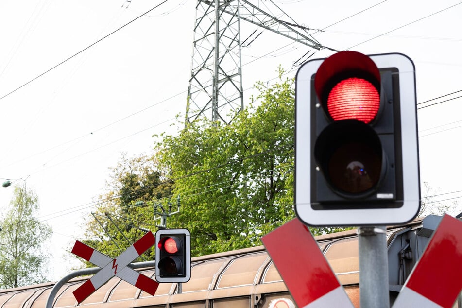Nach derzeitigem Stand der Ermittlungen war die Schranke zum Zeitpunkt des Crashs ordnungsgemäß geschlossen.
