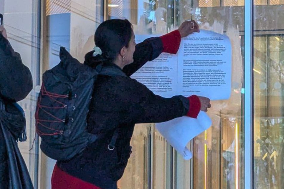 Klimaaktivisten kleisterten am Freitag ein Antwortschreiben an die Springer-Zentrale in Berlin.